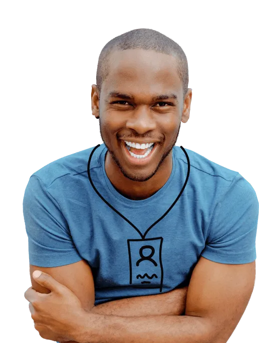 Homem negro de braços cruzados sorrindo