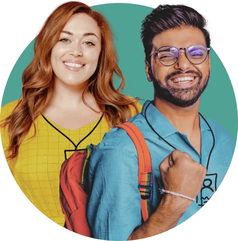 Dois jovens com mochila sorrindo e posando para a foto